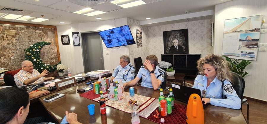  ناتان بوزنا يزور مركز شرطة الطيبة ورئيس بلدية الطيبة